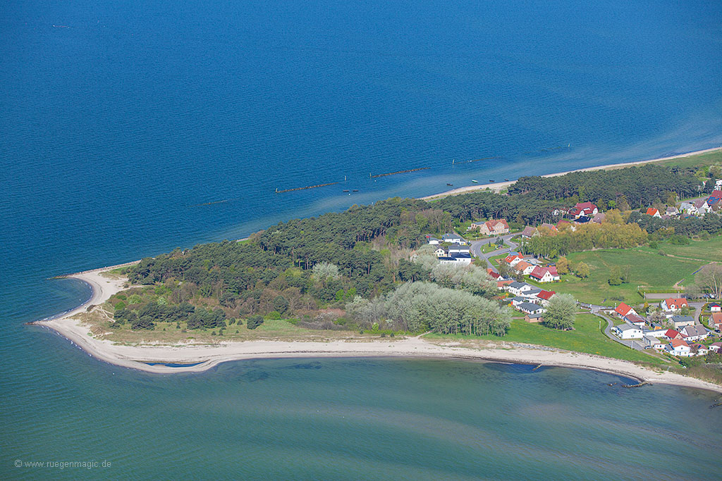Luftaufnahme von Thiessow mit Bodden und Ostsee