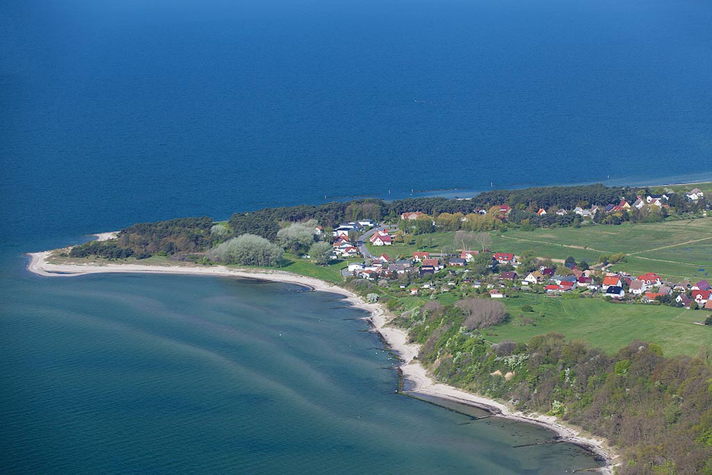 Luftaufnahme von Thiessow mit Strandpartie