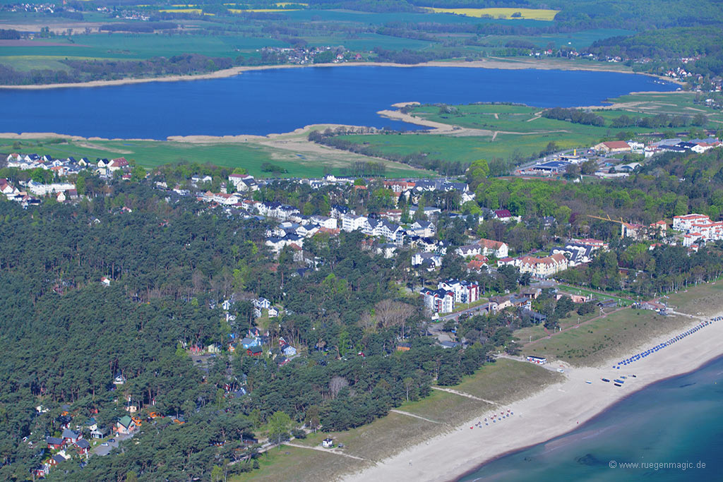 Luftaufnahme des Ostseebades Baabe mit Selliner See
