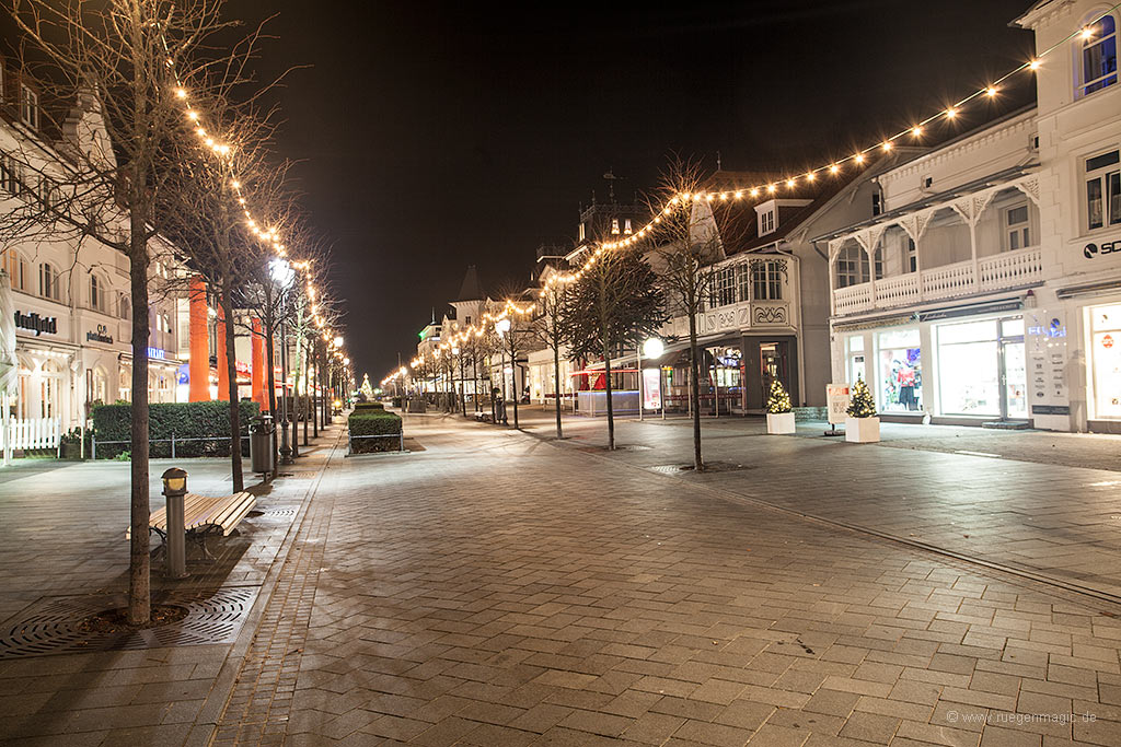 Nachts die winterlich geschmückte Hauptstraße des Ostseebades Binz