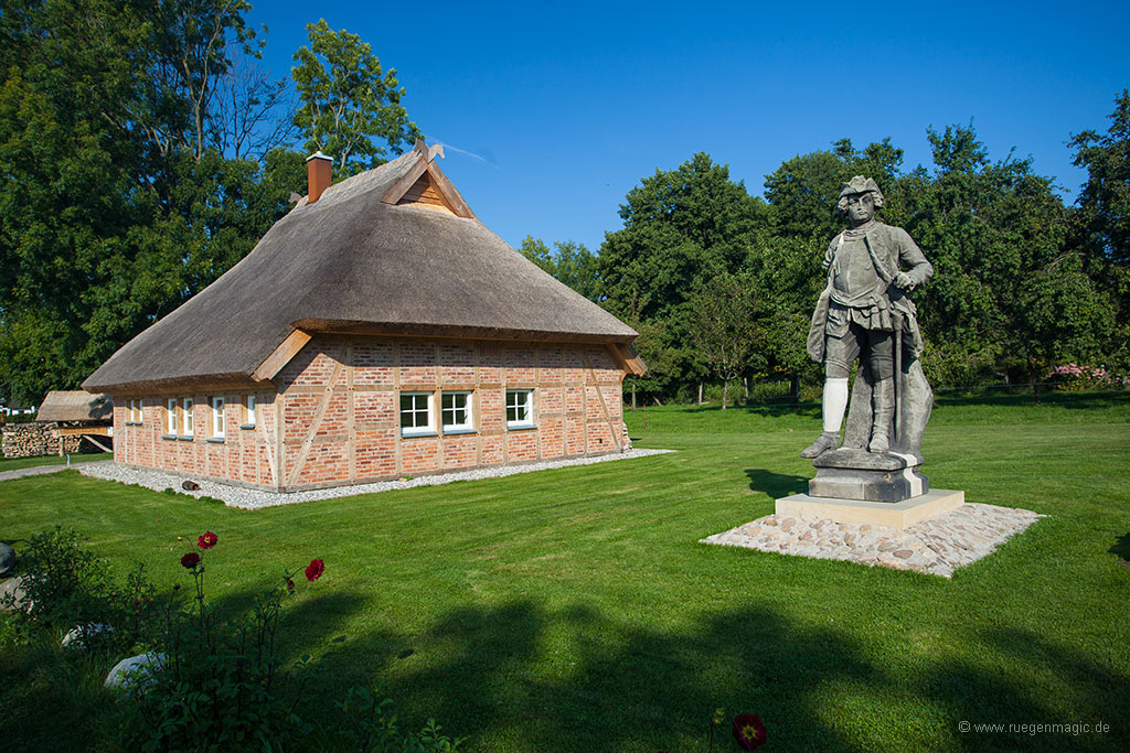 Verräterhaus in Stresow mit Statue des Soldatenkönigs