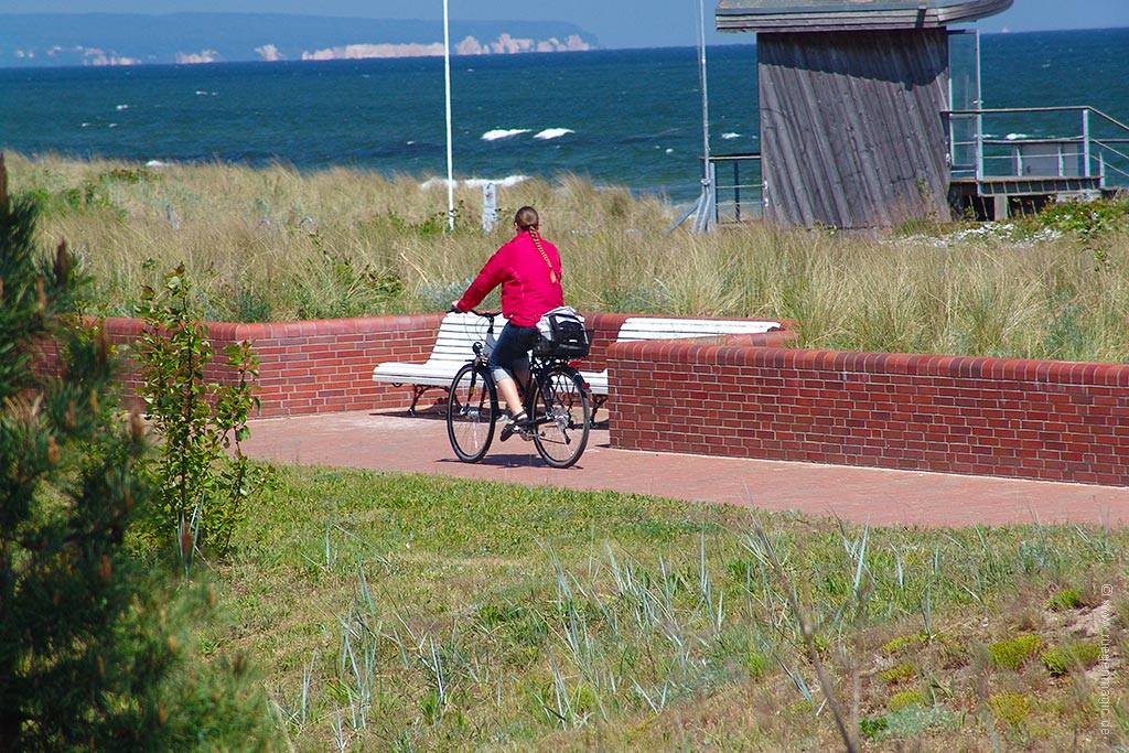 Radfahrer auf der Promenade Ostseebad Baabe