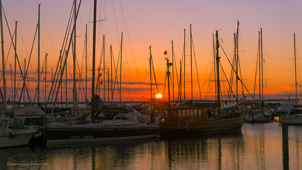 Sonnenuntergang über den Hafen Glowe