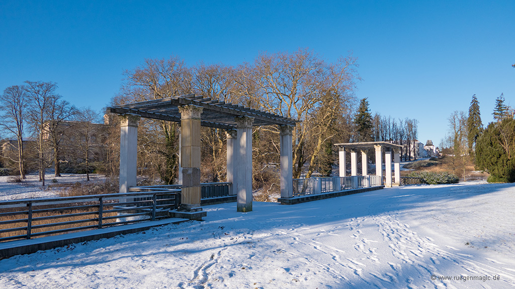 Pergola im winterlichen Schlosspark Putbus