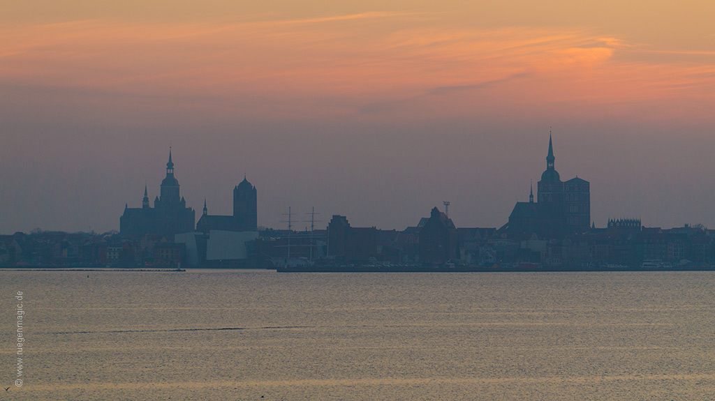 Blick von Altefähr auf die vom Sonnenuntergang gezeichnete Hansestadt Stralsund