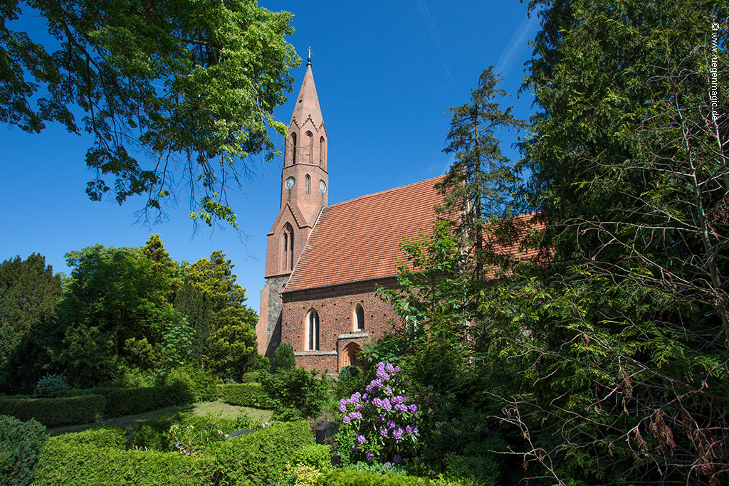 Kirche Kasnevitz - Rügens einzige Kirche mit einer massiv gemauerter Kirchturmspitze