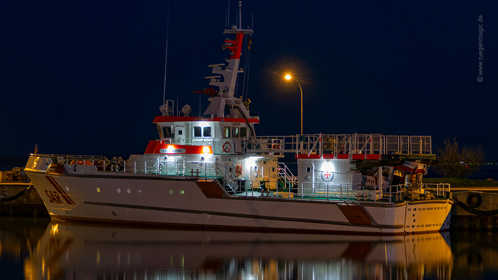 Nachtaufnahme des Seenotrettungskreuzer "Harro Koebke"