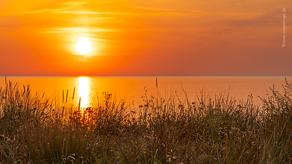 Morgensonne über dem Ostseestand Göhren