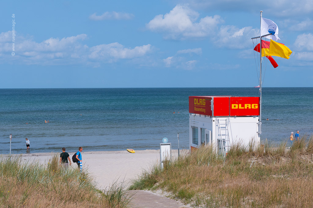 Einer der DLRG-Rettungstürme am Strand Prora