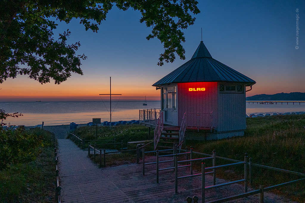 DLRG-Rettungsturm vorm Sonnenaufgang in Binz