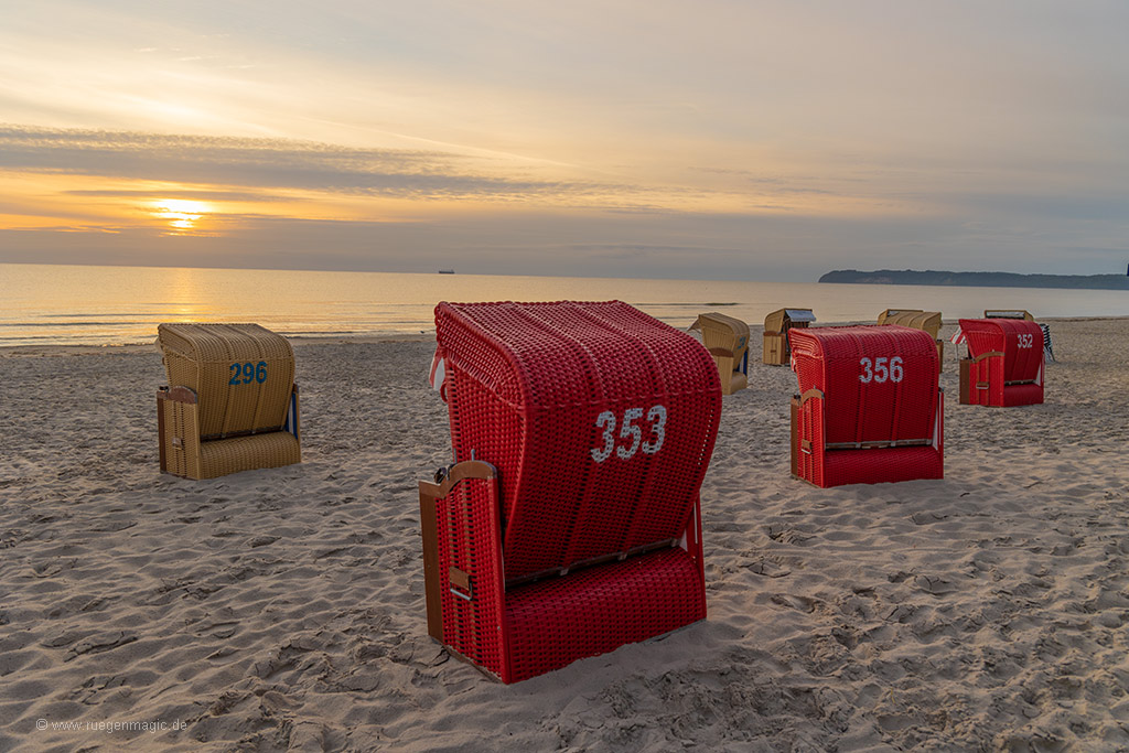 Rote Strandkörbe in der Morgensonne am Ostseestrand Prora